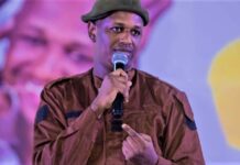 L’humour guinéen en fête : Rigel Gandhi décroche le Prix RFI