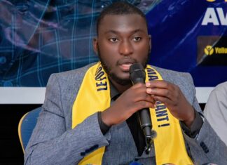Sacre aux DIGIMA 2026 : Gawa Compétent présente son trophée à Conakry